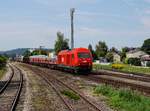 Die 2016 068 mit einem Güterzug am 18.08.2017 bei der Ausfahrt aus Braunau.