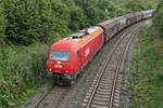 Bei Bodolz befindet sich 2016 044 mit den Wagen eines 'Arlberg-Umleiters' auf der Fahrt nach Lindau-Reutin (24.08.2018).