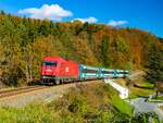 Laßnitzhöhe. Auf der schönen, herbstlich-goldenen Laßnitzhöhe ist hier am 07.11.2023 die 2016 046 mit dem InterCity 312 von Budapest nach Graz zu sehen.