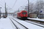 Am 19.1.2024 zog ein Adria-Tief über den Süden Österreichs und sorgte für einige Zentimeter Neuschnee.
Diesen wirblte die 2016 086 mit dem D158  Croatia  bei der Durchfahrt durch die Haltestelle Kaindorf an der Sulm ordentlich auf.