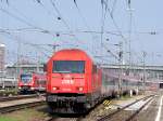 2016 063 wird im Mnchner Hauptbahnhof mit RE(D)969 auf Gleis11 bereitgestellt;110513