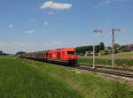 Die 2016 064 mit einem Güterzug am 31.07.2015 bei der Durchfahrt in Munderfing.