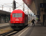 ÖBB 2016 002 am 01.06.2016 am Bahnsteig 1 in St.