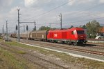 2016 013 mit Güterzug fährt am 8.09.2016 durch den Bahnhof Neunkirchen.