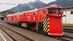 Die 2016 042-1 der ÖBB steht am 19.10.2016 mit dem Schneepflug 9592 515-6 im Bahnhof Reutte in Tirol.