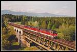 2043 007 + 2143 051 + 2143 054 fahren am 26.04.2000 mit G66569 auf der Murbrücke zwischen Zeltweg und Weißkirchen Richtung Obdacher Sattel.