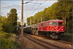 2050.09 und 2050.05 mit Majestic Imperator Wagen unterwegs nach Spitz and der Donau. Entstanden ist die Aufnahme im letzten Abendlicht kurz vor Greifenstein. (25.09.2017)