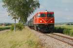 2050.09 war am 30.05.2009 mit dem Nostalgiesonderzug von Ernstbrunn nach Wien Sdbahnhof (Ostseite) unterwegs. Hier im romantischen Weinviertel, zwischen Harmannsdorf-Rckersdorf und Stetten.