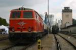 BR 2143.35 und BR 2050 im Bahnhof Ernstbrunn am 1.5.2011 Foto wurde nicht vom Gleis aus aufgenommen sondern von mir etwas nach rechts geahlten.