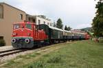 Zur 140 Jahr Feier der 1883 von der k.k. priv. Südbahn-Gesellschaft eröffneten Bahnstrecke Liesing - Kaltenleutgeben veranstaltete der Verein Kaltenleutgebnerbahn am 03.September 2023 drei Sonderzugsfahrten von Wien Hbf. nach Perchtoldsdorf und zurück. - Das Bild zeigt die A-BIF 2062.53 mit dem SR 17298 im Bahnhof Pechtoldsdorf.