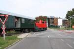 Zur 140 Jahr Feier der 1883 von der k.k. priv. Südbahn-Gesellschaft eröffneten Bahnstrecke Liesing - Kaltenleutgeben veranstaltete der Verein Kaltenleutgebnerbahn am 03.September 2023 drei Sonderzugsfahrten von Wien Hbf. nach Perchtoldsdorf und zurück. - Das Bild zeigt die A-BIF 2062.53 vor dem SR 17300 auf der EK mit der Wiener Gasse in Perchtoldsdorf.