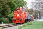 Zur 140 Jahr Feier der 1883 von der k.k. priv. Südbahn-Gesellschaft eröffneten Bahnstrecke Liesing - Kaltenleutgeben veranstaltete der Verein Kaltenleutgebnerbahn am 03.September 2023 drei Sonderzugsfahrten von Wien Hbf. nach Perchtoldsdorf und zurück. - Das Bild zeigt die A-NLB 2067.100 als letztes Fahrzeug des SR 17298 beim Km 1,3 der Kaltenleutgebnerbahn.
