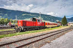 2068 027-8 rangiert am 9.6.2017 einige Schlierenwagen der EBFL, vor deren Heizhaus, im Bahnhof Lienz.