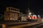 Am Weg aus der Zugförderung in Graz zum Verschiebebahnhof Graz wird das ehemalige Stellwerk 2 passiert.
Das Stellwerk beherbergte bis Ende der 90er ein Schalterwerk der Bauart 42733.
Die 2068 032 wartet hier am 13.2.2024 auf die Weiterfahrt zum Verschiebebahnhof.
Mit dem Neubau der Brücke über die Peter-Tuner-Gasse soll das Stellwerk fallen.