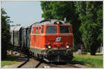 2143 70 vom Verein Neue Landesbahn mit dem Reblausexpress 16973 von Drosendorf nach Retz am 3.6.2018 bei der Durchfahrt in Zissersdorf.