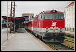 2143 016 steht am 20.07.2001 mit R6688 in St.Pölten Hbf. zur Abfahrt bereit.