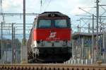 2143 044 wartet am 11.5.2005 in Kalsdorf mit einem Gterzug auf die Weiterfarht