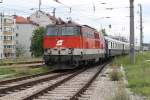 2143 051-7 mit dem Wagensatz fr den SR 14668 am 11.Mai 2014 im Bf.