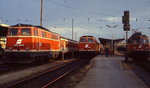 An einem Juniabend 1987 treffen sich 2143 031-9, 2143 010-3 und 1042 704-5 im Bahnhof Wiener Neustadt