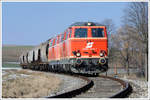 2143 070 und 2143.56 vom Verein Neue Landesbahn mit einem Getreidezug von Ernstbrunn nach Wetzleinsdorf am 25.2.2018 kurz vor dem Ziel.