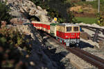 Im letzten Abendlicht fährt erklimmt die Nostalgielok 2095.05 mit einem Sonderzug die Steigung kurz hinter Garting in Richtung Brunn am Berg und weiter nach Obergrafendorf.
Bild vom 14.8.2023