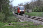 R 3223 passiert die aufgelassene Haltestelle Moos bei Km 10,2 in Richtung Grünau im Almtal am späten Abend, April 2017