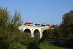 5022 056 überquerte am 19.10.2017 als REX 7141 (Wr.Neustadt Hbf - Deutschkreutz) das Viadukt über den Edlesbach bei Wiesen-Sigleß.