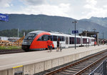 Der Radtourismus währe auch eine gute Möglichkeit gewesen die Gailtalbahn aufzuwerten. Die ÖBB haben es aber über die Jahre strickt vermieden diesen zu fördern bzw. Angebote für den Gailtal-Radweg einzuführen.
Hier zu sehen ist 5022 030-8 als R 4816 (Kötschach-Mauthen - Villach Hbf) bei der Einfahrt in Hermagor und ausnahmsweise doch mal zwei Radfahrer.
Aufgenommen am 26.5.2016.