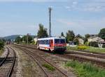 Der 5047 085 als REX nach Salzburg am 18.08.2017 bei der Ausfahrt aus Braunau.