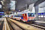 5047 054-1 und 5047 058-2 warten in Wien Hbf, auf die Abfahrt als R 2580 nach Marchegg.