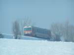 5047 080-6 taucht in nebeliger, rauhreifverzierter Landschaft auf (060203)