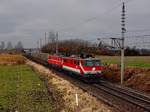 Die 1110 522 und die 1010 003 mit einem KLV-Zug am 11.03.2018 unterwegs bei Marchtrenk.