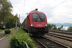 Ausfahrt am 12.08.2016 von 1016 040 mit dem IC 119 (Münster (Westf.) Hbf - Innsbruck Hbf) aus dem Lindauer haupütbahnhof über den Bahndamm gen Bregenz.