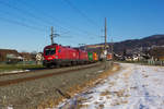 1016 034-1 in Doppeltraktion fährt einen Containerzug bei Schwarzach in Richtung Dornbirn am 14.2.18.