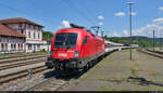 1016 043-2 (Siemens ES64U2) rauscht leicht verspätet in den Bahnhof Rottweil auf Gleis 5 herein.
Aufgenommen am Ende des Bahnsteigs 4/5.

🧰 ÖBB
🚝 IC 188 (Linie 87) Zürich HB (CH)–Stuttgart Hbf (D) | RE 50188 (RE87) Singen(Hohentwiel)–Stuttgart Hbf [+5]
🕓 11.6.2021 | 14:20 Uhr