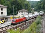 Einfahrt des von Hamburg-Altona kommenden IC 2083 / RE 2083  Knigssee  gezogen vom BB-Taurus 1016 013; Berchtesgaden, 13.08.2009  