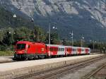 Die 1016 006 mit einem REX am 19.09.2009 bei der Einfahrt in Schwaz. 