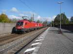 1116 137 und 1016/1116 xxx durchfahren den Bahnhof Kiefersfelden (D) am 21.10.2011.