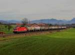 Die 1016 017 mit einem Kesselzug am 13.12.2014 unterwegs bei Straß.