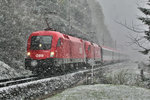 1116 063 und die 1016 029-1 fahren abends bei starkem Schneefall mit dem EC 163 von Graz Hbf nach Zürich HB bei Wald a/A den Arlberg hinunter.Bild vom 24.4.2016