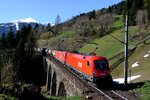 Mit einem Ganzzug, bestehend aus Spezialwagen für den Transport von Kreideschlamm, fahren 1016.039 und 012 auf der Tauern-Nordrampe talwärts.