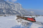 1016 027 mit einem Güterzug am 18.01.2017 bei Kirchbichl.