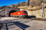 1116 146-2 und 1016 039-0 tauchen mit einem KLV, auf der Fahrt in Richtung Spittal, aus dem Ochenigtunnel, bei Obervellach auf.