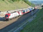 Riesenglck hatte ich am 01.05.2007.Zwei Werbeloks waren vor eine rollende Landstrasse gespannt.1016 047 + 1116 264 mit dem voll beladenen Lastwagenzug bei der Durchfahrt in Wartberg/Kr.