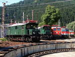 Selzthal war geräumt: die Nostalgielok waren unter freiem Himmel. Das war die Ende der ÖBB Erlebnisbahn. Das Bild zeigt die 1080.01, die 1245.05 und die 1041.202. Im Hitergrund sind eine 1044-er, und eine 1142-er. Das war eine organisierte Fotomöglichkeit für die Eisenbahnfans.
Selzthal, 28.07.2008.