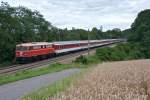 1042.23 mit SLP 14872 bringt fr eine Pilgerfahrt nach Lourdes eine Wagengarnitur von Bratislava nach Linz.