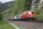 1042 23 + 386 015 (geschleppt) mit Güterzug zwischen Mixnitz-Bärenschützklamm und Frohnleiten am 25.04.2016.