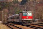 1044 065 fährt mit einem Intercity in Richtung Westen.