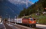 Mit einem Zug der  Rollenden Landstraße  durchfährt 1044 030-3 Ende der 1990er Jahre den Bahnhof Mallnitz