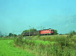 Bei Radfeld konnte ich diesen Zug aufnehmen. Es handelte sich wohl um einen Testzug. Die Wagen waren verkabelt und am letzten Wagen war  Jenbach Transportsysteme  vermerkt. ÖBB 1044 087 zog den Zug in richtung Wörgl. Radfeld, 17.09.1990, 10.10u. Scanbild 8291, Kodak Ektacolor Gold.